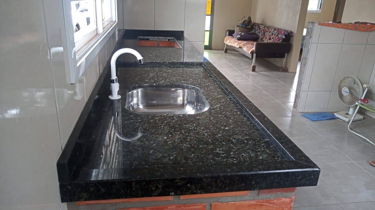 Granito Verde Ubatuba en mesada
